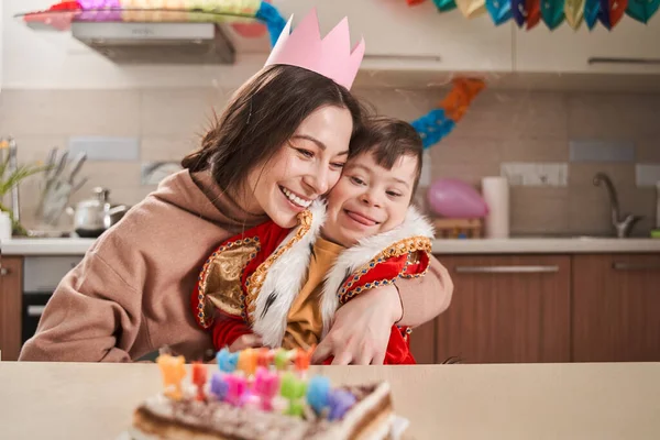 Madre Papel Corona Abrazando Hijo Con Síndrome Mientras Celebra Cumpleaños — Foto de Stock