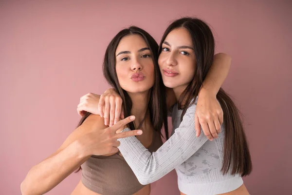 Захоплені Емоційні Молоді Жінки Позують Разом Посміхаються Дивляться Камеру Рожевий — стокове фото