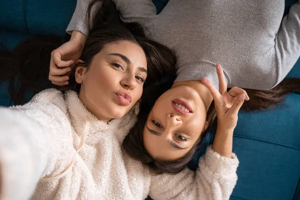 Dos Hermanas Morenas Felices Haciendo Selfie Mientras Unen Sala Estar —  Fotos de Stock