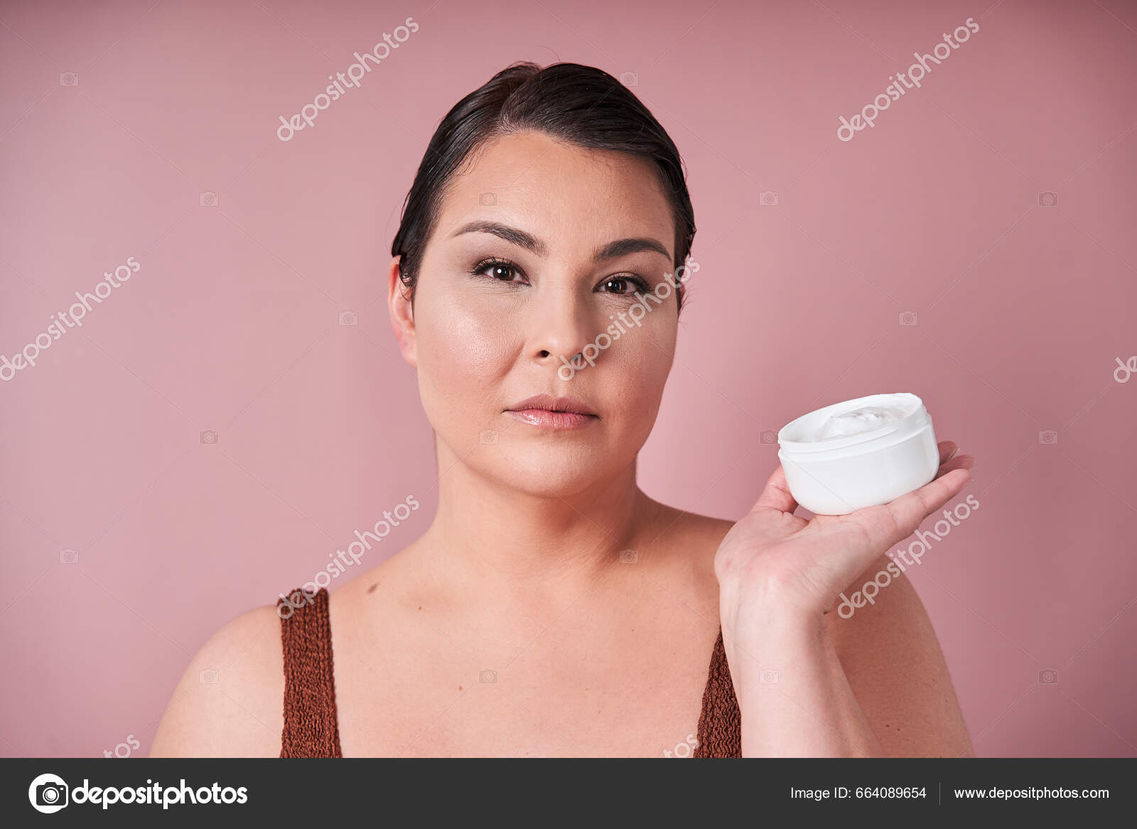 Daily Skincare Routine Portrait Young Nude Woman Holding Body Lotion —  Stock Photo © iakovenko123 #664089654