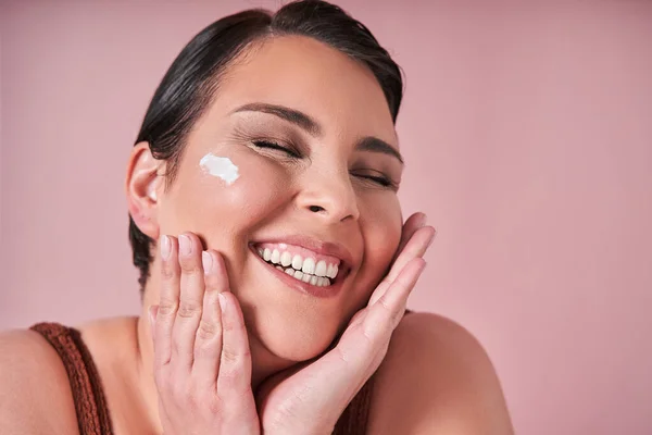 Crème Huidverzorging Vrouw Enthousiast Product Voor Lichaam Tegen Roze Studio — Stockfoto