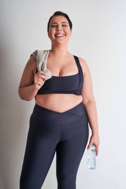 Spor giyimli, beyaz arka planda duran, spor kıyafetli mutlu kadın dikey görüntüsü, kopyalama alanı. Spor malzemeleri, reklam ve teklif, pilates, fit ve vücut bakımı.