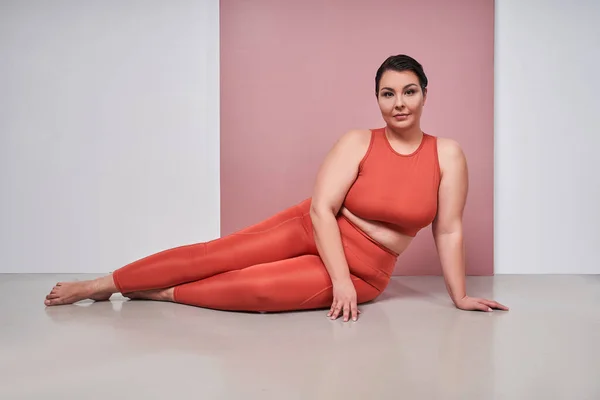 Lächelnde Übergewichtige Frauen Sportkleidung Isoliert Auf Rosa Studiohintergrund Fühlen Sich — Stockfoto