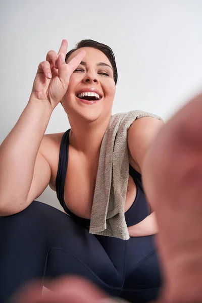 Vertikale Ansicht Der Size Frau Die Hände Gestikuliert Und Smartphone — Stockfoto