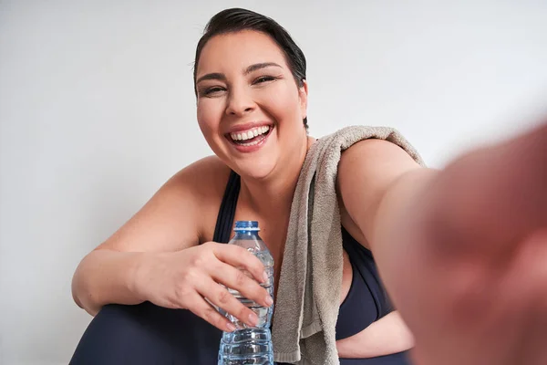 Mujer Feliz Cuerpo Positivo Sosteniendo Botella Agua Manos Haciendo Selfie — Foto de Stock