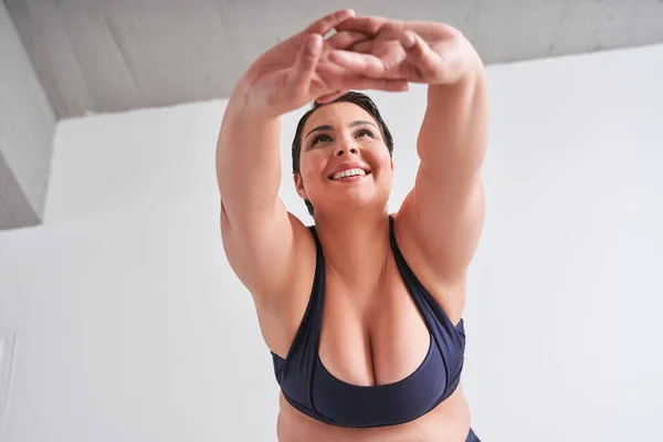 Evde Sabah Egzersizi Yapan Tam Donanımlı Bir Kadın Vücut Pozitifliği — Stok fotoğraf