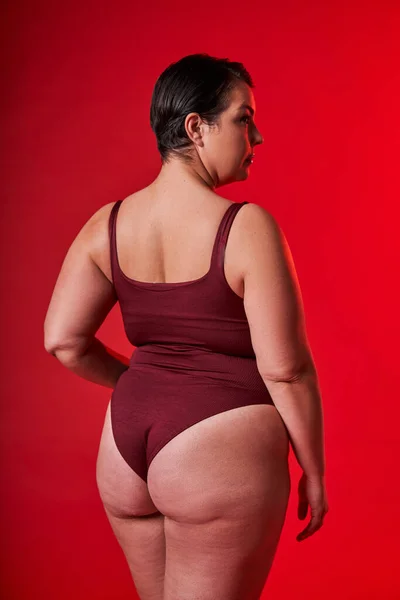 Sluta Skämma Kroppen Kurvig Asiatisk Kvinna Underkläder Stående Över Röd — Stockfoto