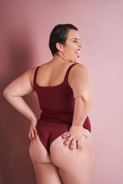 Bakåt Bild Överlycklig Känslomässig Kropp Positiv Kvinna Njuter Hennes Naturliga — Stockfoto