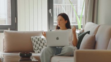 Güzel, gülümseyen bir bayan sabah evde arkadaşlarıyla görüntülü konuşma yapıyor. Teknoloji ve insanlar kavramı