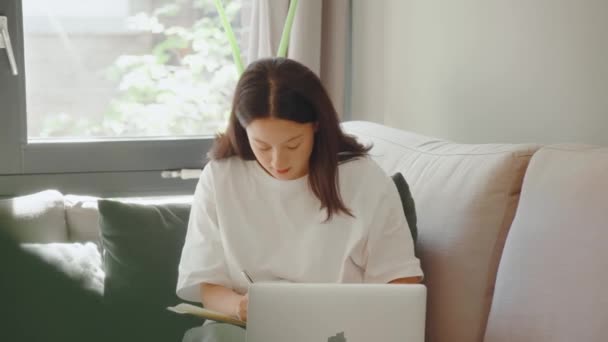 Hafta Sonu Evde Rahat Bir Kanepede Otururken Yazan Dizüstü Bilgisayara — Stok video