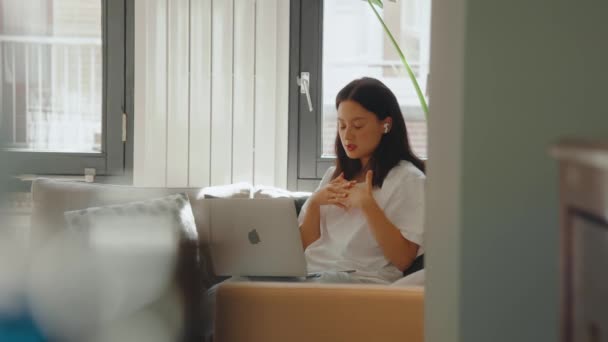 Азіатська Дівчина Підліток Носить Навушники Дивлячись Екран Ноутбука Маючи Відеодзвінки — стокове відео