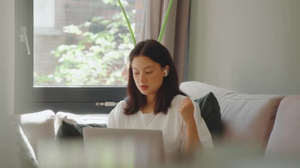 Ázsiai Tinédzser Modern Fülhallgatót Visel Videóhívással Beszél Tanárával Miközben Otthon — Stock videók