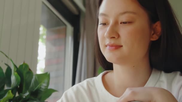 커피를 미소짓는 여성의 초상화 부인은 소파에 있습니다 따뜻하고 — 비디오