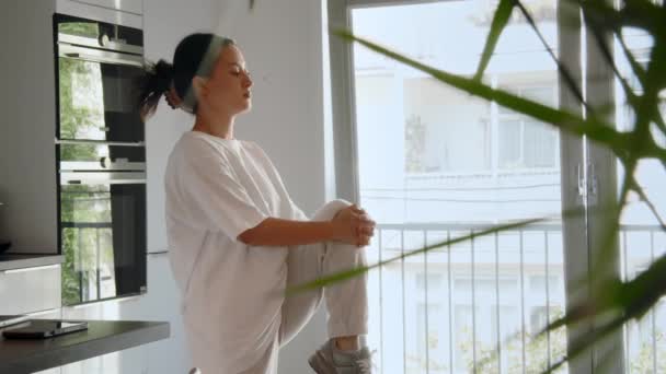 Genç Sıska Bir Kadın Açık Mutfak Stüdyosunda Yerde Duruyor Bacaklarını — Stok video