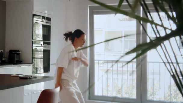 Молодая Азиатская Танцовщица Танцует Хип Хоп Своей Кухне Концепция Современного — стоковое видео