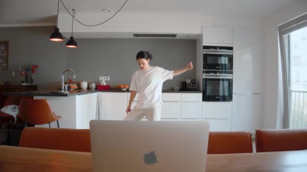 Esmer Kız Açık Mutfakta Antrenman Yaparken Dans Edip Aboneleriyle Konuşuyor — Stok video