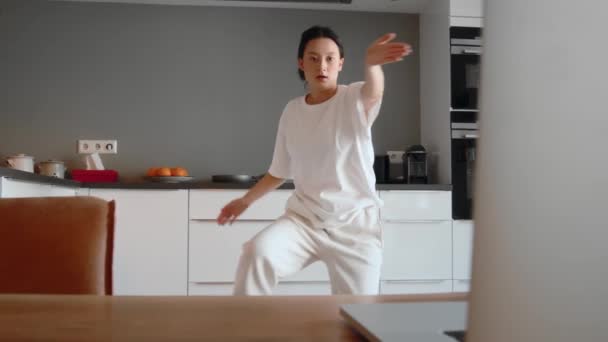 Jól Képzett Háztartási Ruhás Fókuszált Egyedül Táncol Nagy Világos Konyhában — Stock videók