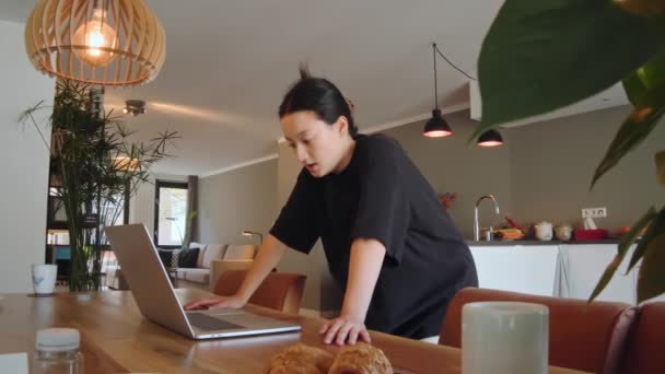 Ενεργό Ασιάτισσα Που Στέκεται Στην Κουζίνα Και Μιλάει Μέσω Βιντεοκλήσης — Αρχείο Βίντεο