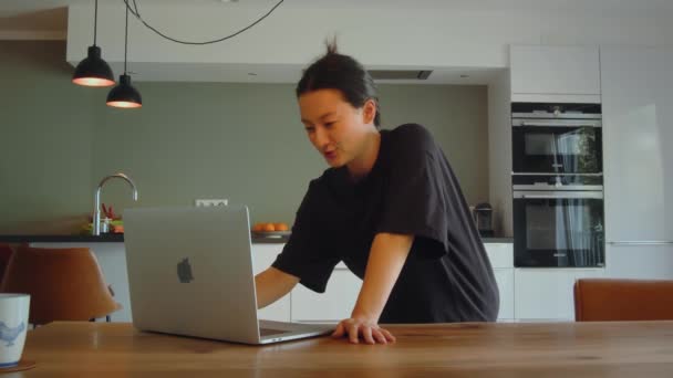 Menina Asiática Cozinha Conversando Chamada Vídeo Com Seu Aluno Enquanto — Vídeo de Stock