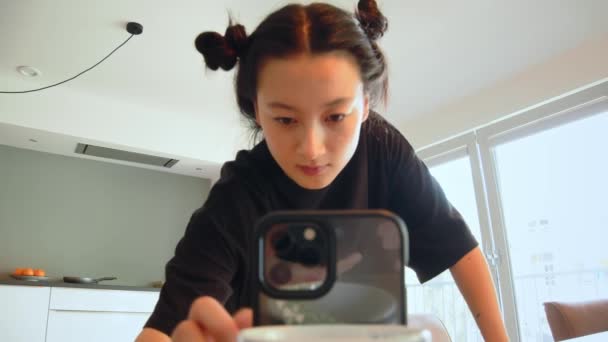 Güzel Asyalı Kız Akıllı Telefon Tutuyor Işık Saçan Mutfakta Dururken — Stok video