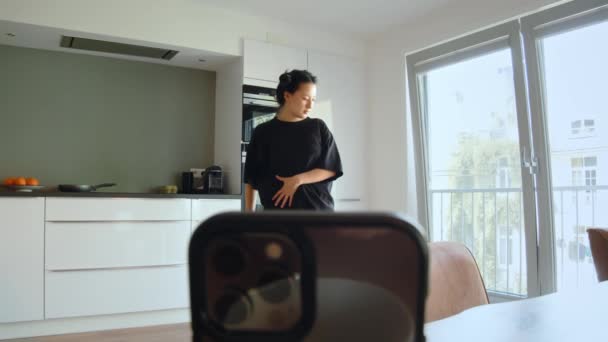 Menina Adolescente Séria Colocando Telefone Celular Vidro Conversando Com Seus — Vídeo de Stock