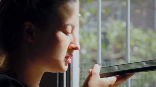 Ciddi Asyalı Kız Rahat Yastıklarda Oturuyor Arkadaşına Sesli Mesaj Kaydediyor — Stok video