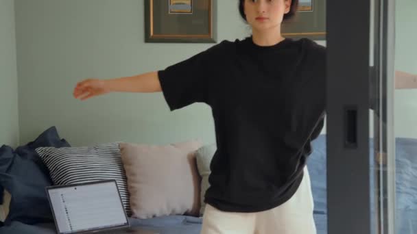 アジアの女性ダンサーが自宅でダンスを準備しながらノートパソコンで音楽を回します 若者文化と職業概念 — ストック動画