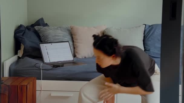 Стильна Жінка Слухає Музику Танцює Хіп Хоп Своїй Спальні Молодіжна — стокове відео