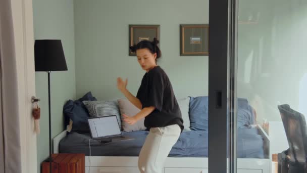 Πλήρης Θέα Της Νεαρής Γυναίκας Που Χορεύει Στο Σπίτι Ασιάτισσα — Αρχείο Βίντεο