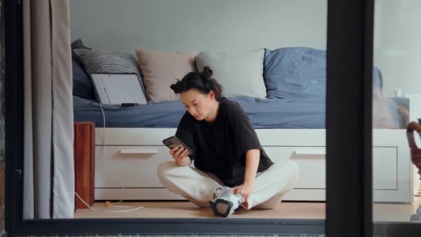 Vista Completa Mujer Encantada Utilizando Teléfono Inteligente Dormitorio Joven Mujer — Vídeos de Stock