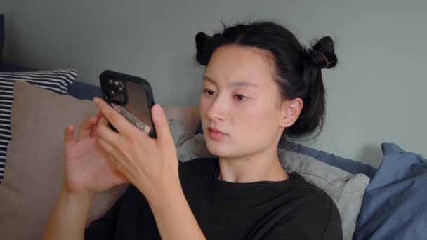 Barna Ázsiai Lány Ágynál Hallgatja Hangüzenetet Csevegés Barátaival Okostelefon Pihenés — Stock videók