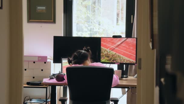 Visão Traseira Menina Morena Assistindo Tela Computador Enquanto Trabalhava Estudava — Vídeo de Stock