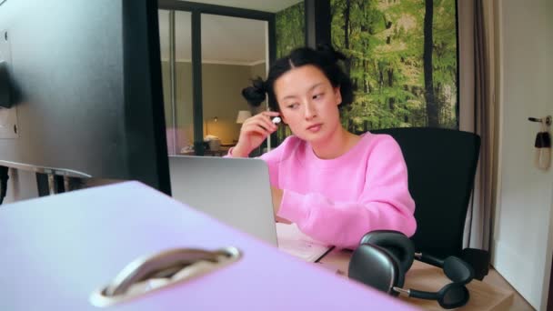 Nyugodt Egyetemi Hallgató Eltávolítja Fülhallgatót Figyelmesen Nézi Laptop Képernyőjét Teát — Stock videók