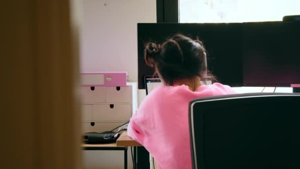 Rückansicht Des Brünetten Mädchens Das Computerbildschirm Zusieht Während Von Hause — Stockvideo