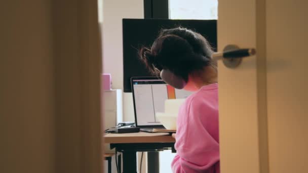 집에서 노트북으로 공부하면서 노트를 이시아 소녀의 뒷모습 귀여운 청소년 원격으로 — 비디오