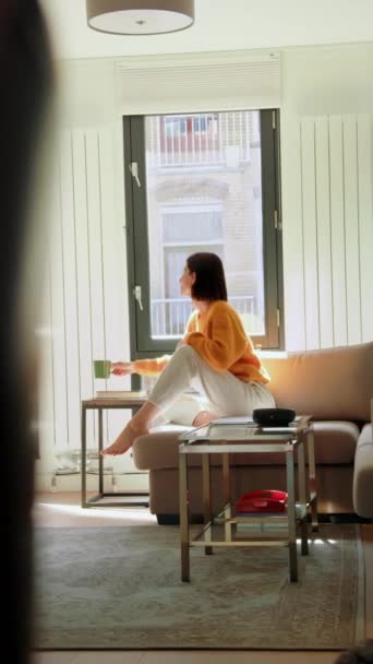 Kafkasyalı Kadının Sıcak Çay Fincanını Alıp Pencerenin Yanındaki Dairesinde Otururken — Stok video