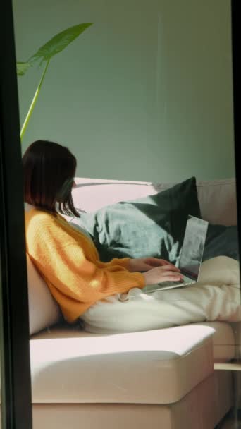 Κάθετη Άποψη Της Γυναίκας Πληκτρολογώντας Laptop Και Εργασίας Ενώ Κάθεται — Αρχείο Βίντεο