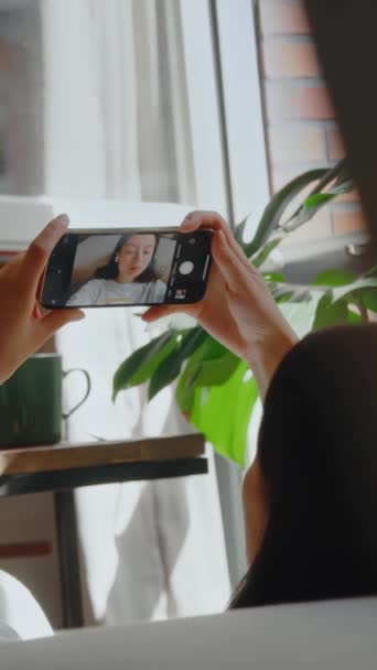Vista Vertical Mujer Sosteniendo Smartphone Posando Ante Cámara Mientras Hace — Vídeos de Stock