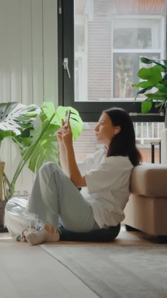 Captura Vertical Chica Asiática Sosteniendo Teléfono Inteligente Posando Cámara Mientras — Vídeos de Stock