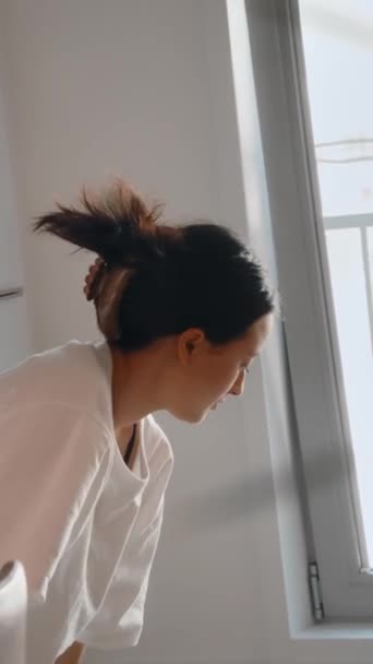 Tiro Vertical Mujer Asiática Estirándose Mientras Está Pie Suelo Madera — Vídeo de stock