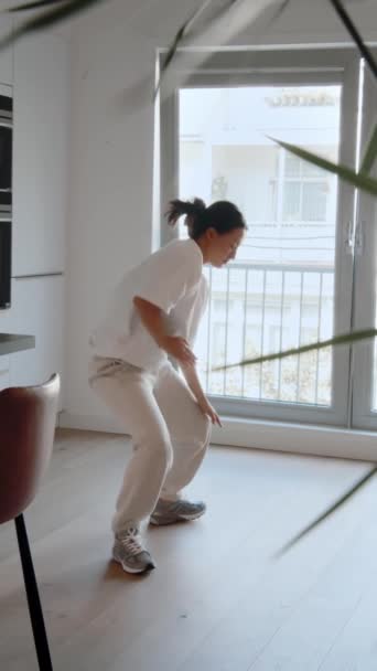 Вертикальний Вигляд Молодої Азіатки Танцює Хіп Хоп Танці Кухні Концепція — стокове відео