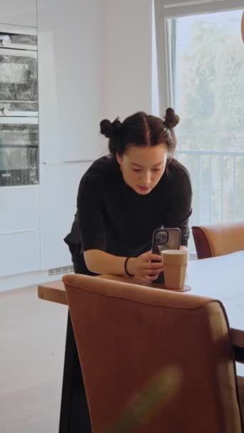 Masada Akıllı Telefon Tutan Asyalı Kızın Dikey Görüntüsü Açık Saçık — Stok video