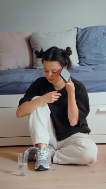 Vista Vertical Adolescente Focada Com Penteado Bonito Sentado Chão Perto — Vídeo de Stock