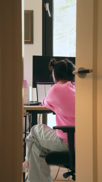仕事中や家からリモートで勉強しながら ブルネットの女の子の垂直ビューでは Pcのコンピュータ画面で見て — ストック動画
