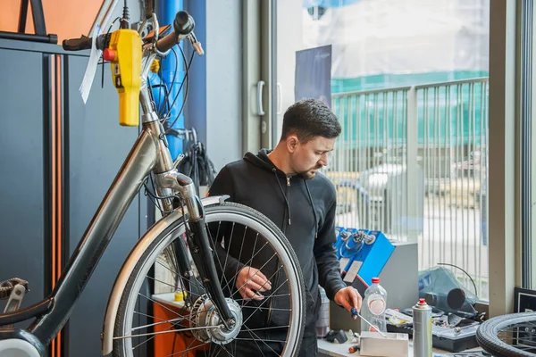 Snygg Cykel Mekaniker Reparera Cykel Verkstad Ung Skäggig Man Förbereder — Stockfoto