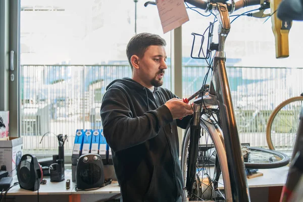 Uppmärksam Man Montering Cykeldelar För Montering Cykel Sportaffär Begreppet Arbete — Stockfoto