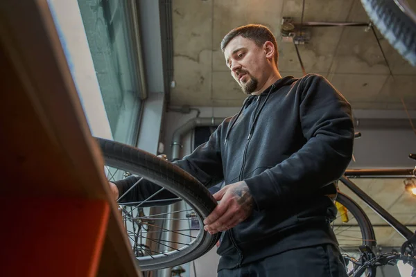 Ung Kaukasisk Mästare Man Installera Cykel Kassett Hjul Modern Verkstad — Stockfoto