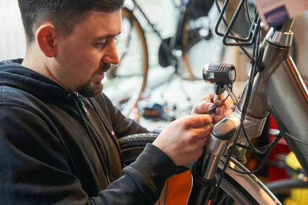 Vista Recortada Del Técnico Reparación Bicicletas Reparación Engranajes Tienda Bicicletas — Foto de Stock
