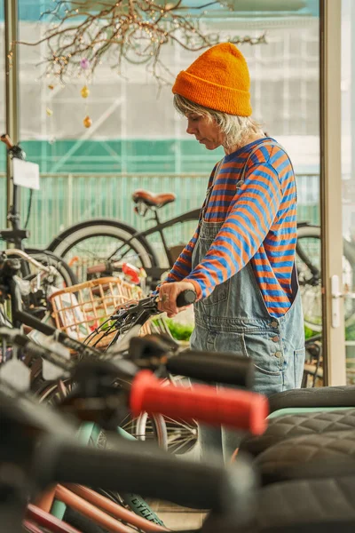 Vertical View Serious Woman Technician Repairing Bicycles Shop Sells Calm — Stock Photo, Image