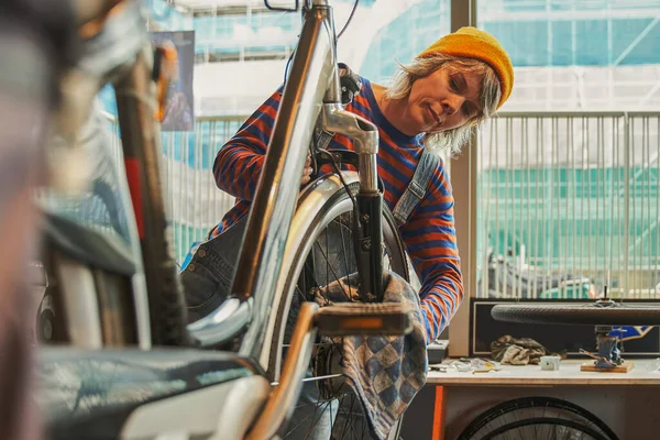 Kvinnliga Cykel Mekaniker Reparera Cyklar Verkstad Allvarlig Kvinna Som Inblandad — Stockfoto